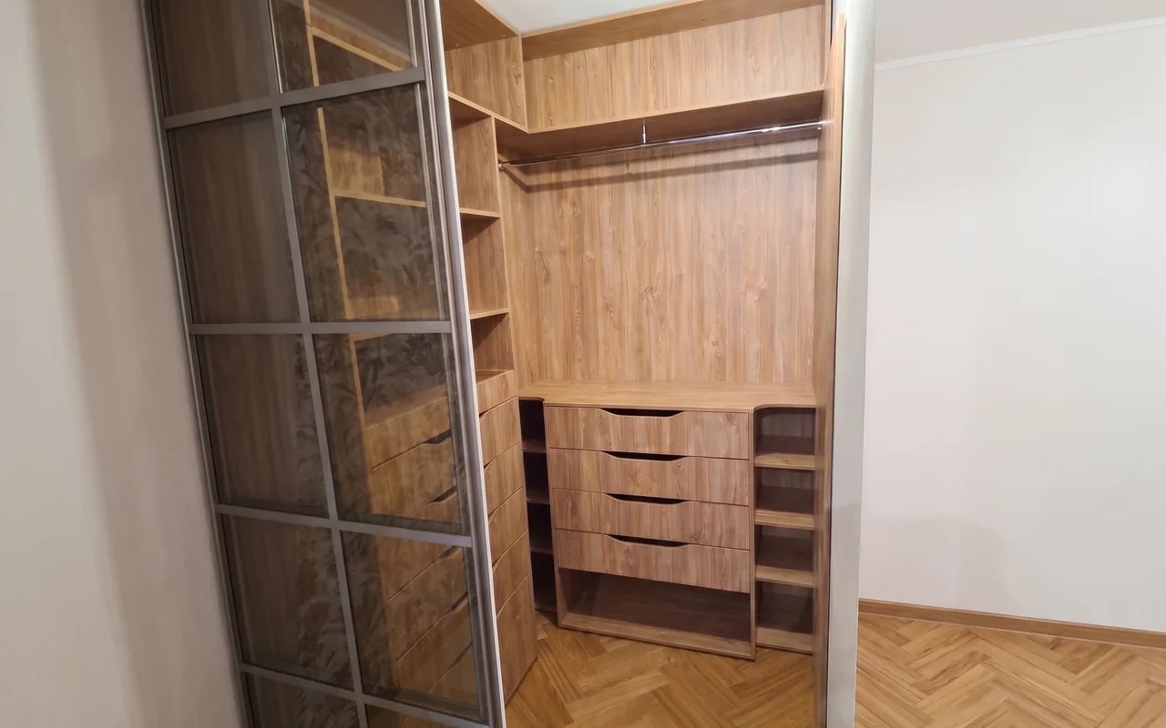 Гардеробная из светлого дерева
